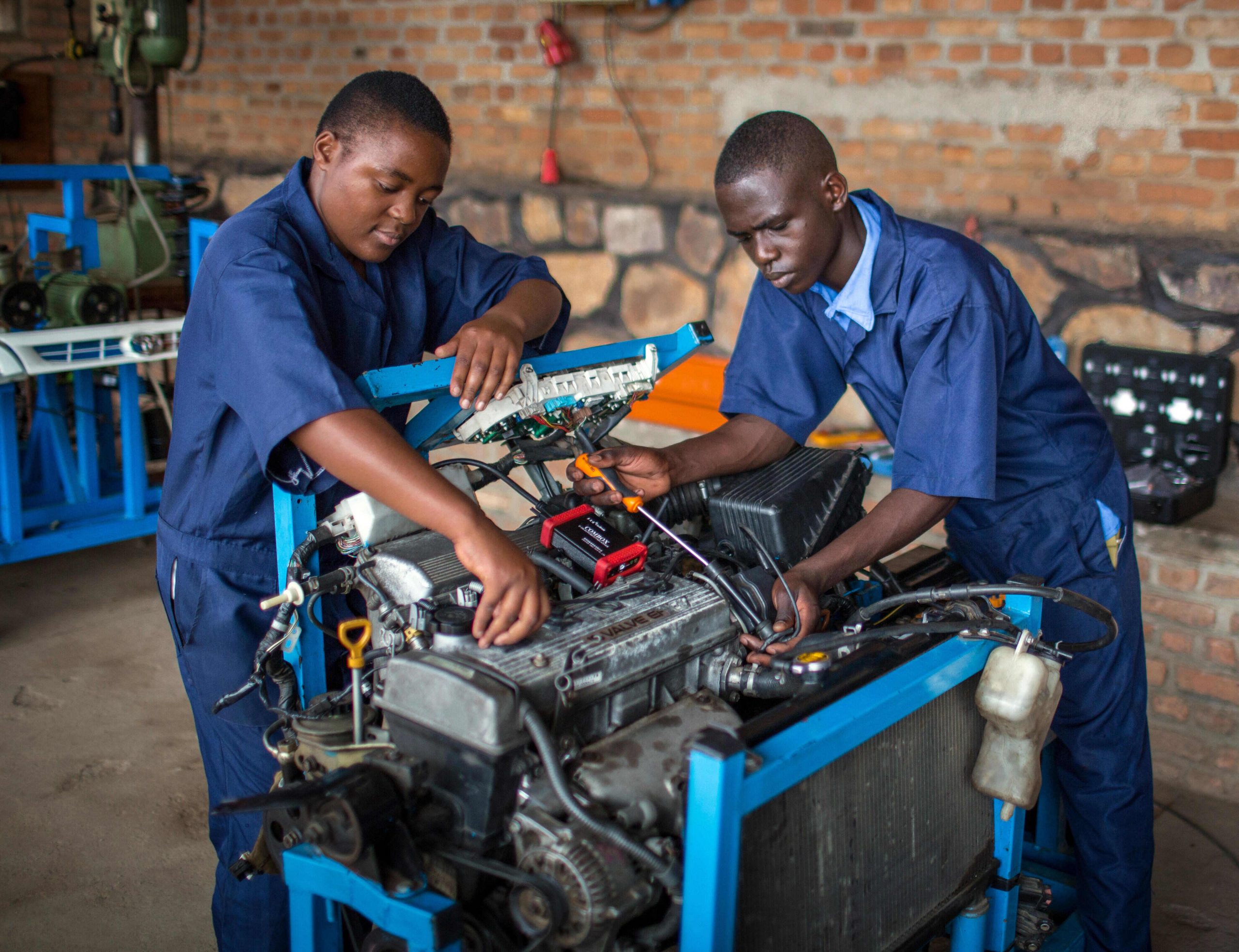 Schueler der ETEKA KfZ Berufsschule untersuchen einen Motor. Kabgayi, Ruanda. 06.02.2014. Copyright: Thomas Imo/ photothek.net  [Tel. +493028097440 - www.photothek.net - Jegliche Verwendung nur gegen Honorar und Beleg. Urheber-/Agenturvermerk wird nach Paragraph13 UrhG ausdruecklich verlangt! Es gelten ausschliesslich unsere AGB.]